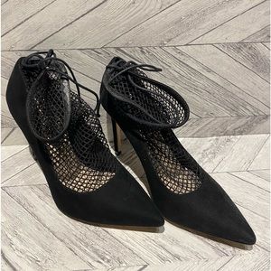 ZARA BASIC BLACK SUEDE & FISHNET SHOES. HAS FISHNET DESIGN ABOVE ANKLES SIZE 39